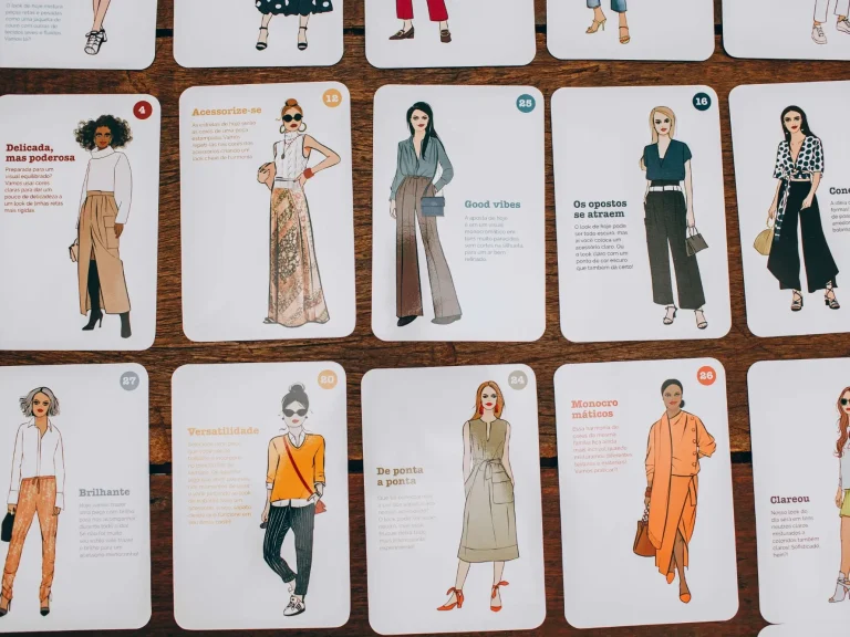 Varias tarjetas con ilustraciones de moda y descripciones de atuendos.